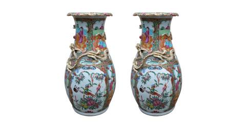 Pair of Chinese famille-rose vases, late 19th/early 20th century, offered by Parc Monceau