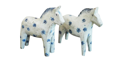 Pair of Dala horses with blue dots, ca. 1910, offered by Cupboards & Roses Swedish Antiques