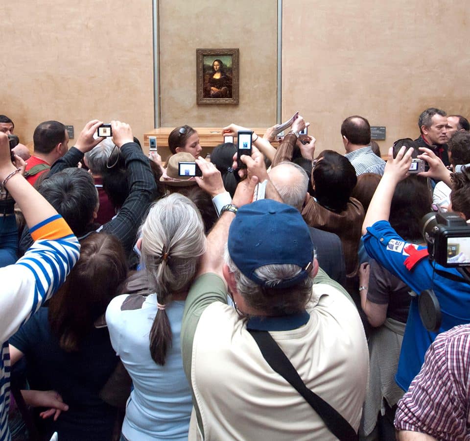 This Is How to Look at Art (Spoiler: Put Away Your iPhone)