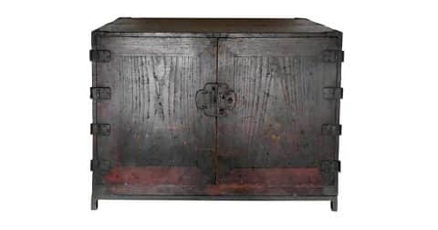 Japanese Edo chest, 18th century, offered by Dos Gallos