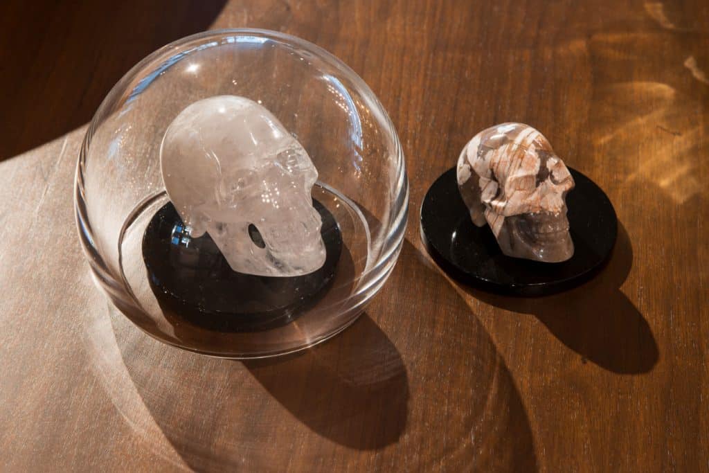 Marble skulls by Taller de Obsidiana.