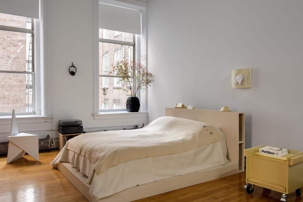 The artists' bedroom is furnished with a special-edition Vanishing Twin chair (2018), ML190018 vase (2020) and ML190013 wall sculpture (2019).