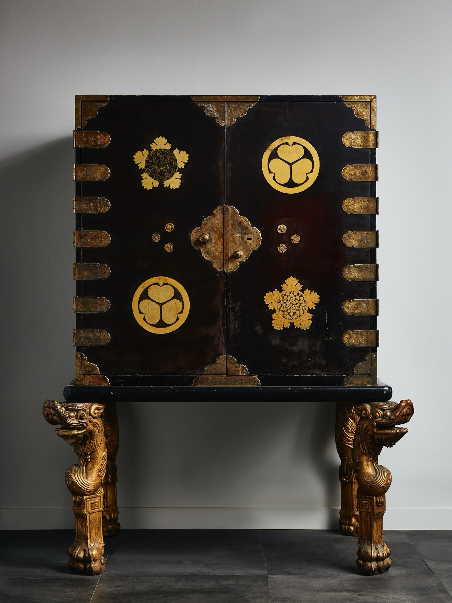 Japanese Giltwood cabinet from 1680