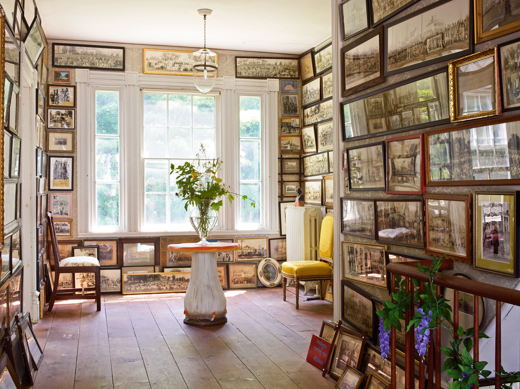 Leibowitz and Lince covered the walls of the stair hall with vintage photographs of tour groups at George Washington's Mount Vernon. 