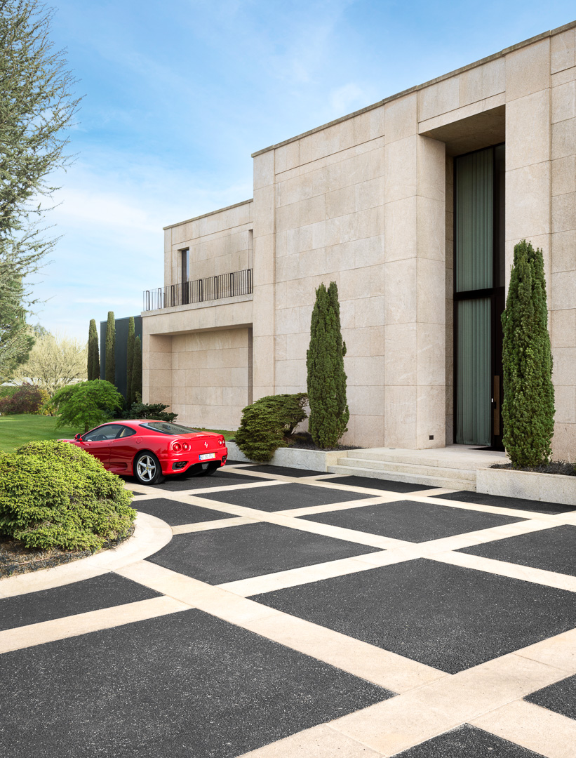 Exterior of the house designed by Oitoemponto. The architecture nods to the work of Italian mid-century modernist PIERO PORTALUPPI, famed for Milan's rationalist VILLA NECCHI CAMPIGLIO.