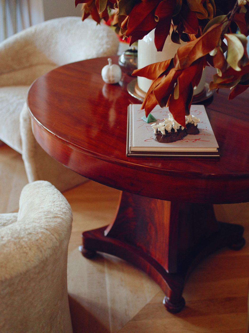 Expandable mahogany table