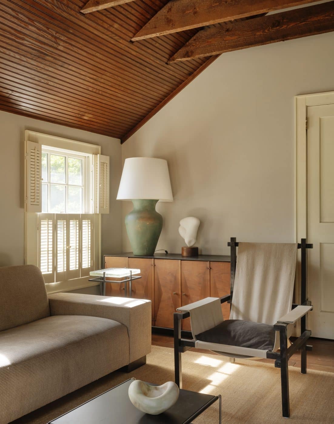 Sitting room with neutral furniture
