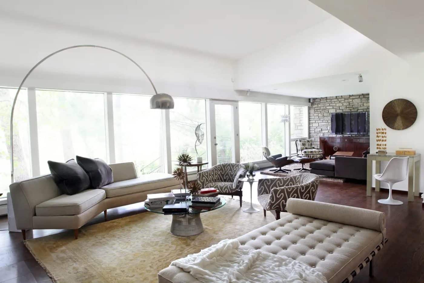 The living room of a ranch-style home in Ladue, Missouri, designed by Jacob Laws