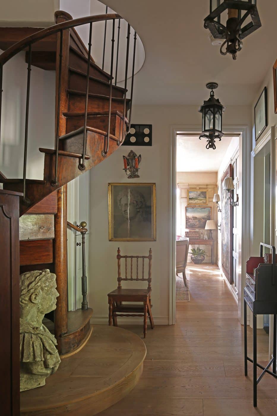 Lee Stanton vestibule with spiral staircase