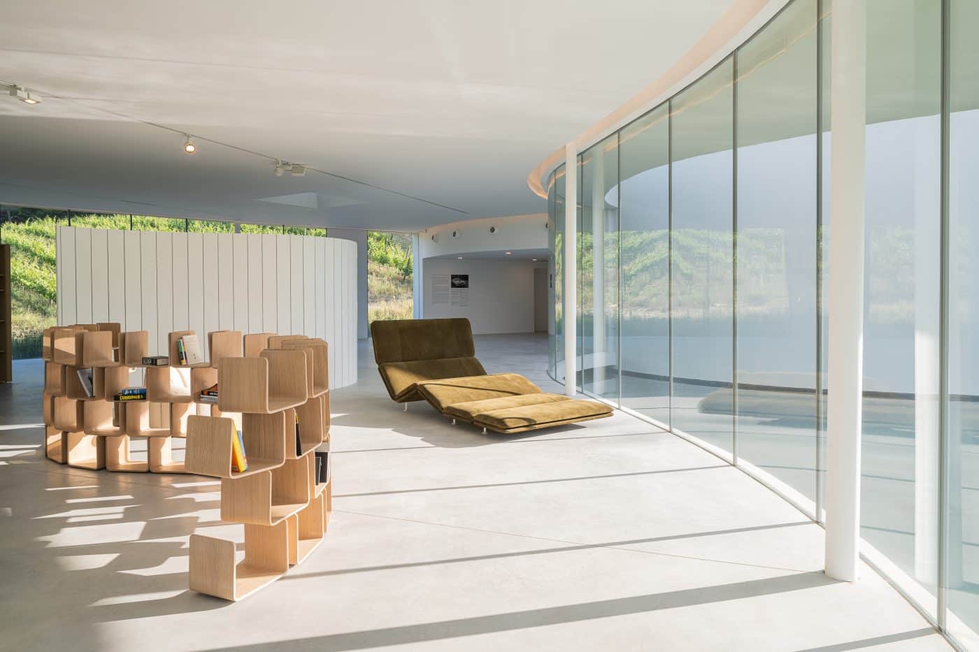 
Paulin's La Vague partition, Module U shelving unit and Déclive n°3 chaise longue installed in the Oscar Niemeyer–designed Auditorium at the Château La Coste. 