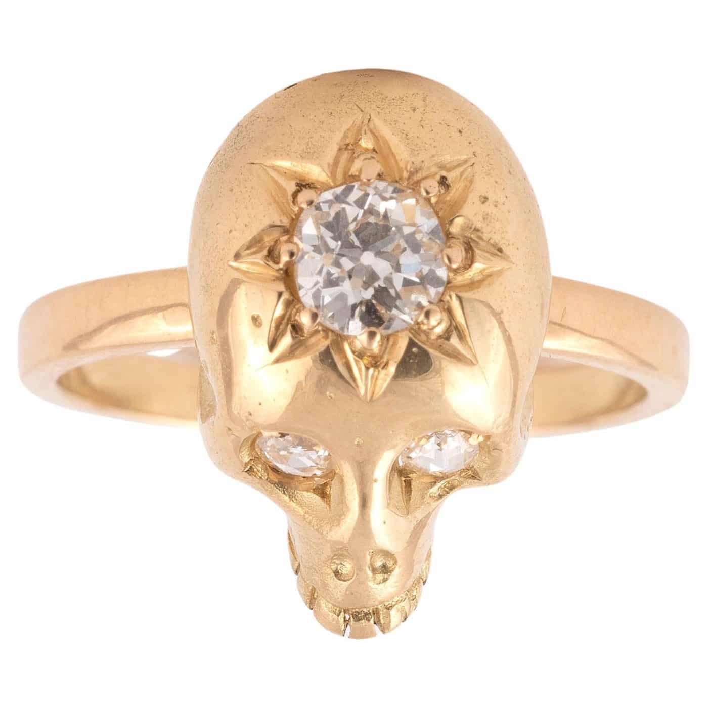 Skull ring in yellow gold and diamonds, 21st century