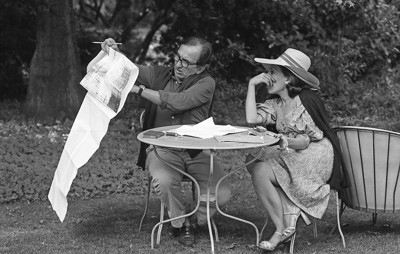 A black-and-white photo of Marco Zanuso and Victoria press seated at an outdoor table