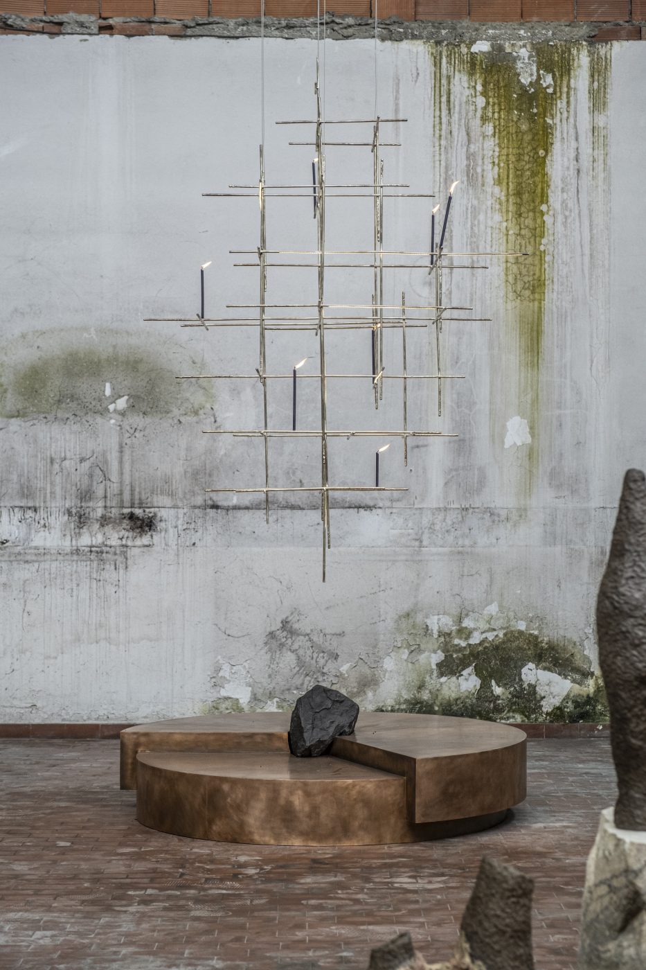 Morgen Studio’s KAIROS CHANDELIER and PIERRE DE VALCK’s TIME TABLE, offered by Galerie Philia