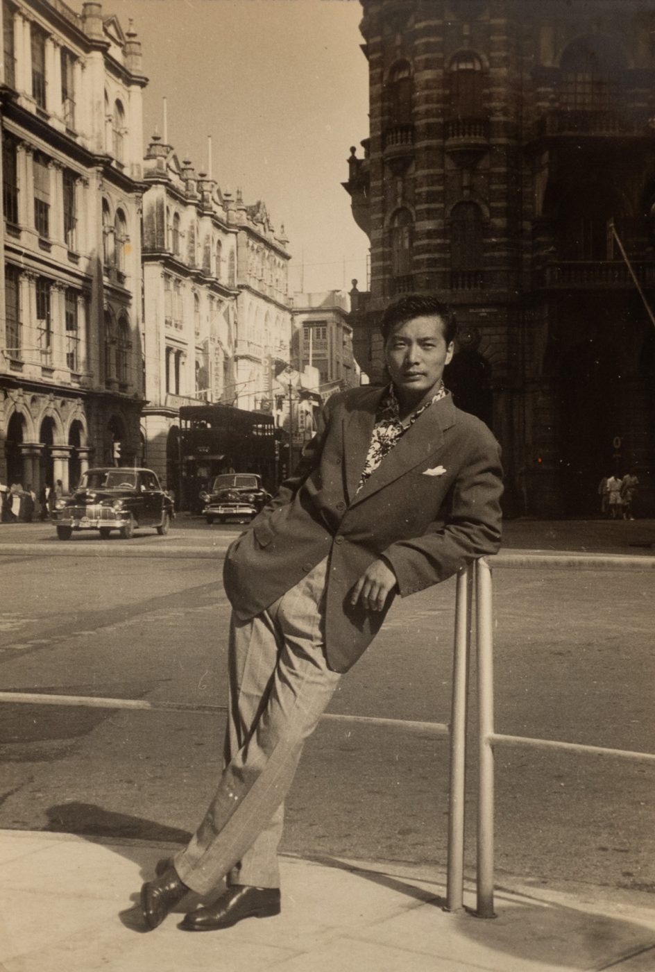 Walasse Ting on Des Voeux Road in Hong Kong, October 1953