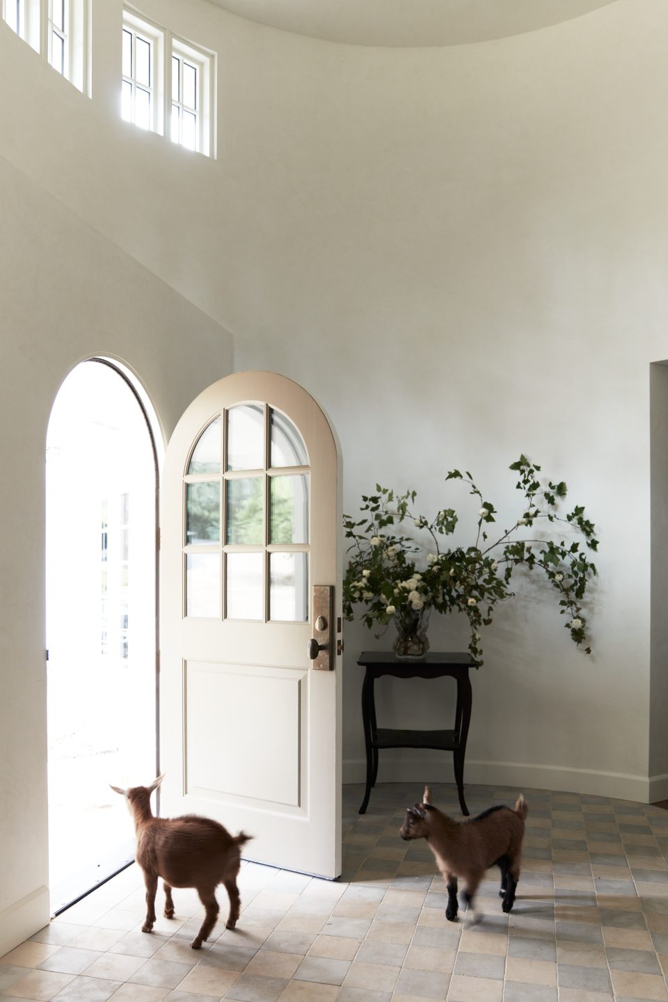 1stDibs 50 Designer Molly Kidd Invites Us into her Family’s Oregon Home
