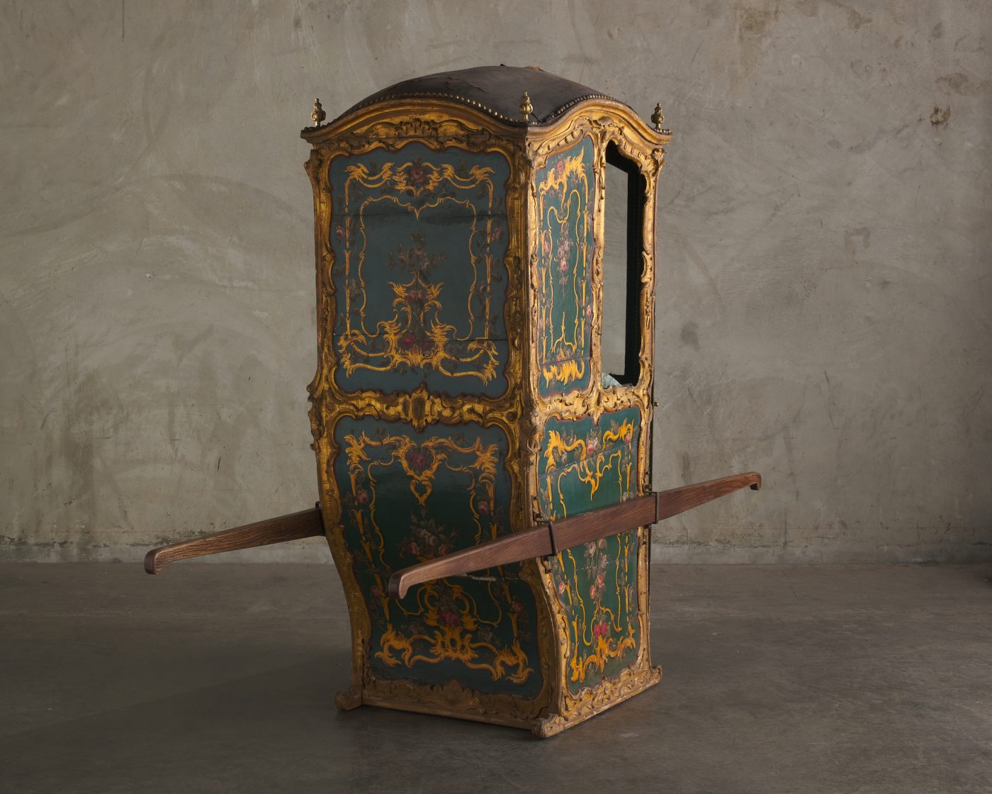 An 18th-century Italian sedan chair at Los Angeles furniture gallery Blackman Cruz