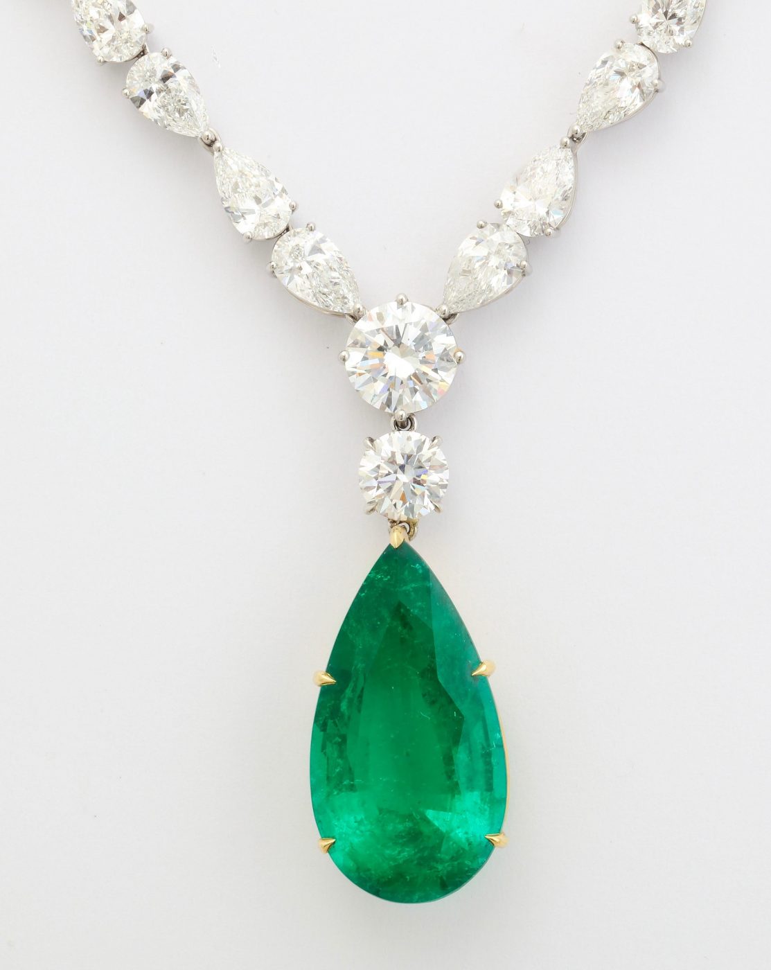 Gübelin 15.69-carat Colombian Emerald and Diamond Pendant Necklace, 2018