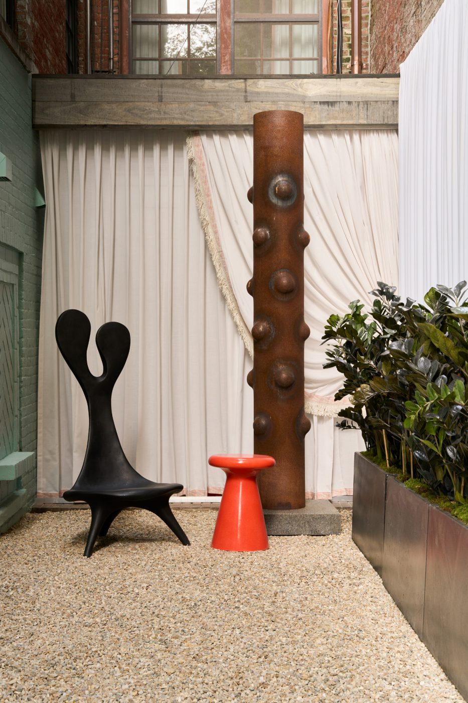 Jamie Drake art-filled garden in the Kips Bay Decorator Show House New York 2025 sitting area