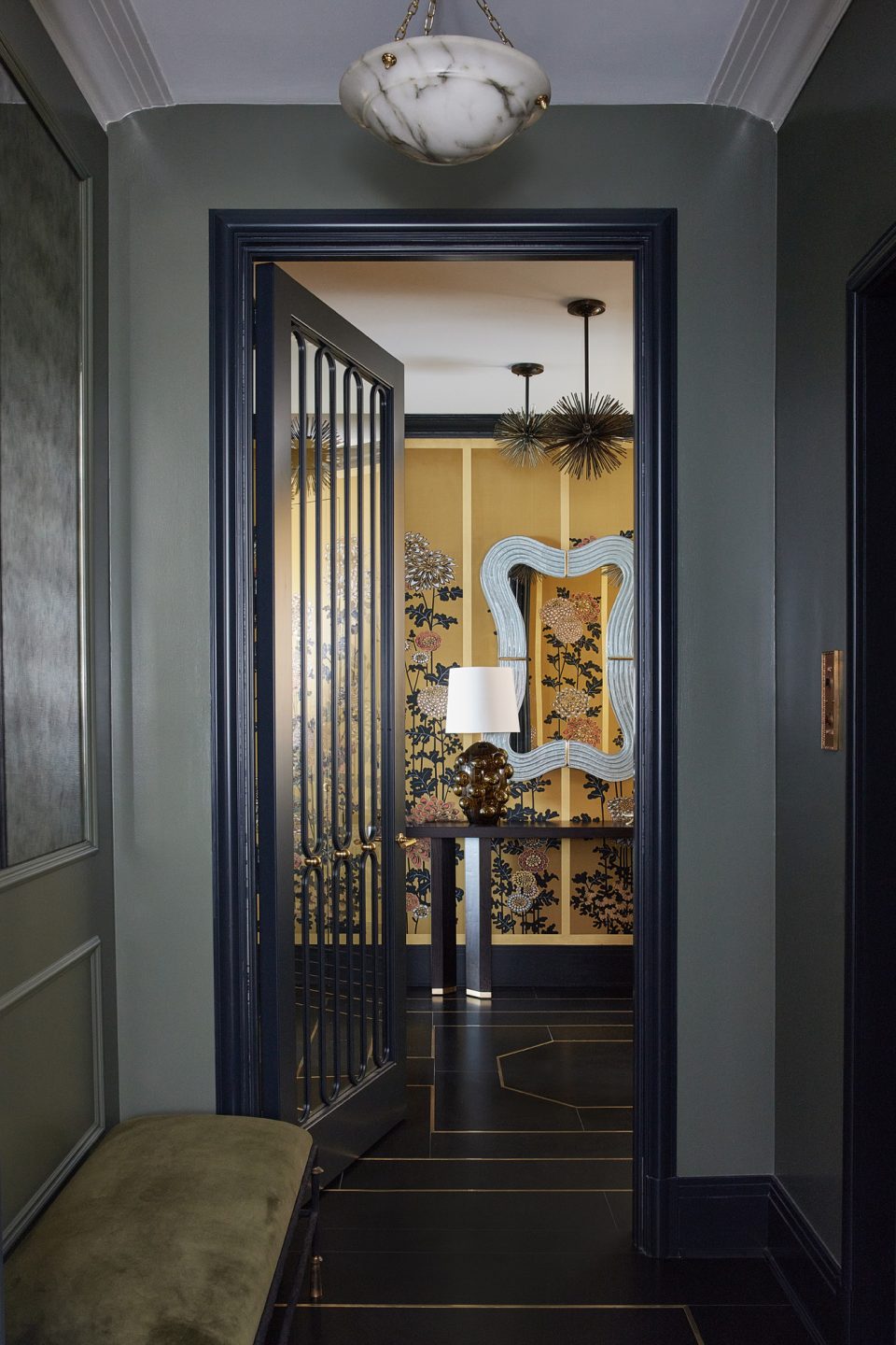 This Mother-Daughter Design Duo Gave an Apartment in a Chicago Grande Dame a Dramatic Facelift