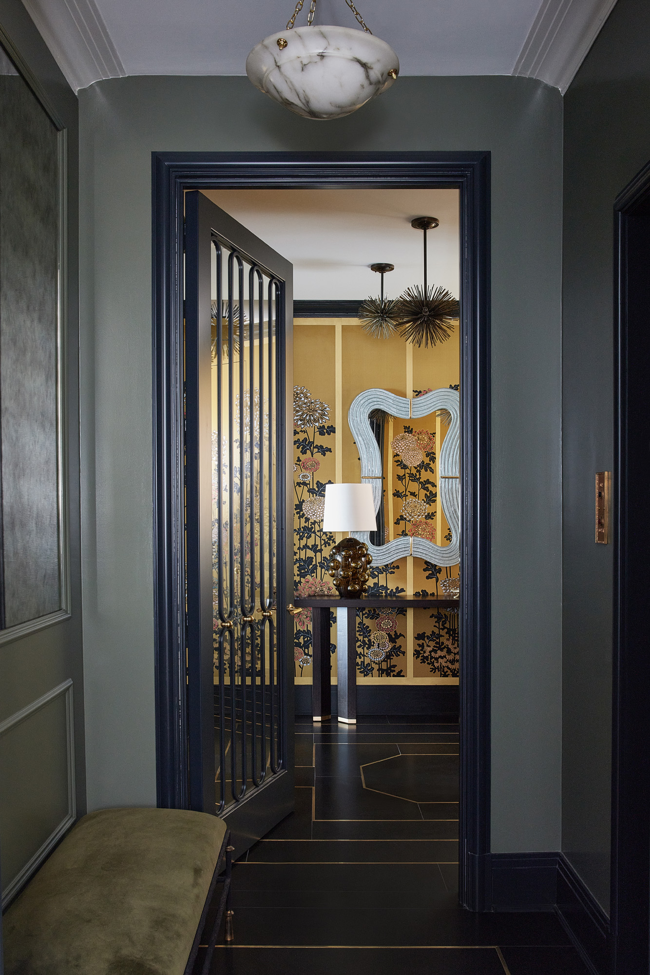 This Mother-Daughter Design Duo Gave an Apartment in a Chicago Grande Dame a Dramatic Facelift