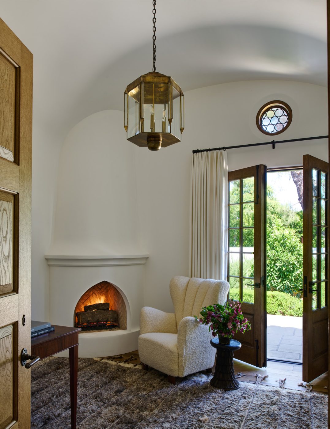 Cozy nook by the firelace in a California Spanish Revival house by Ohara Davies-Gaetano and Michael G. Imber