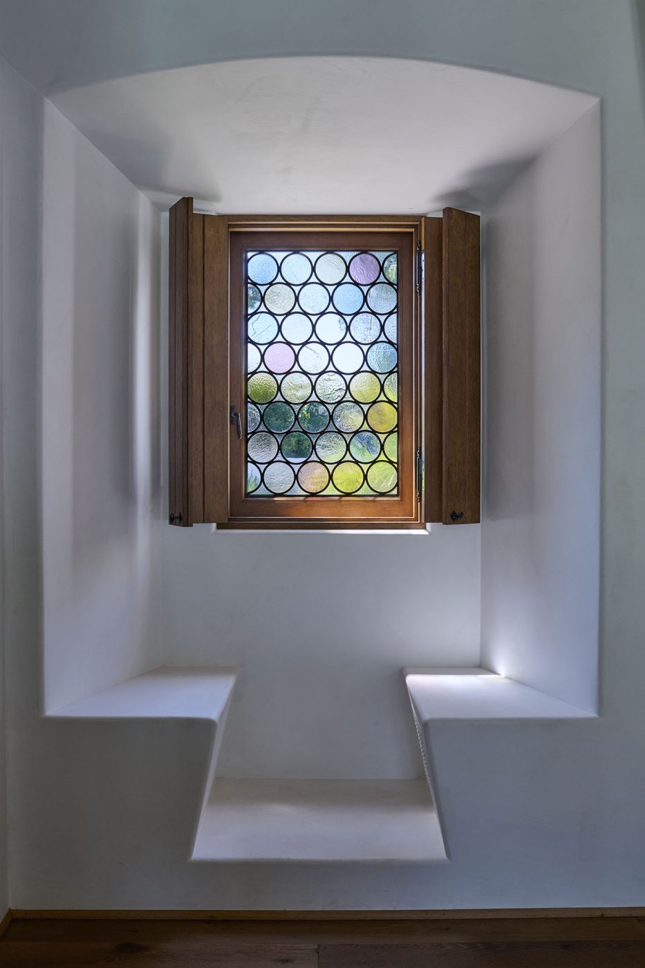Window seat in a California Spanish Revival house by Ohara Davies-Gaetano and Michael G. Imber