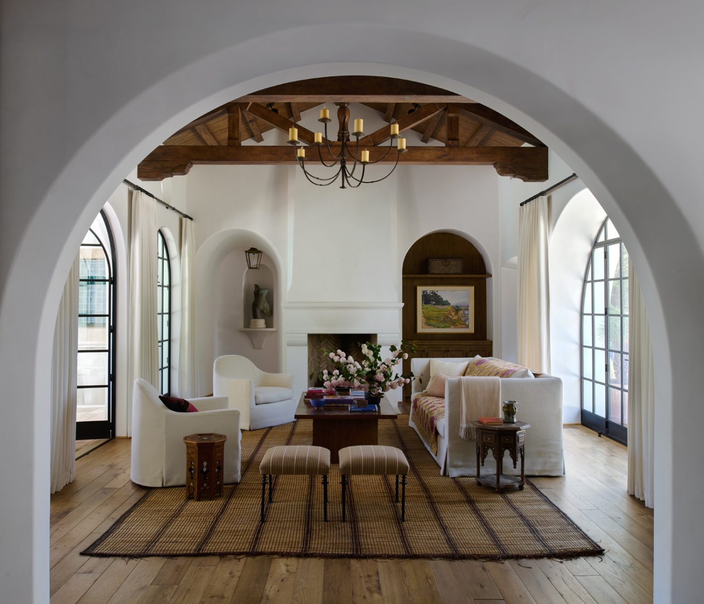Cozy living room in a California Spanish Revival house by Ohara Davies-Gaetano and Michael G. Imber